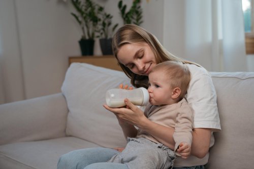 Suplementos esenciales para bebés amamantados: lo que debes saber según pediatras y organismos de salud